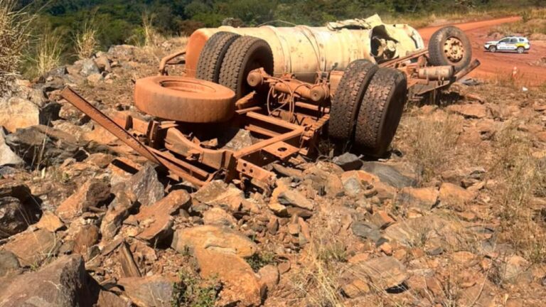 Caminhão-pipa volta de ré e motorista morre arremassado de cabine na MG-414 - Crédito: Reprodução/PMMG