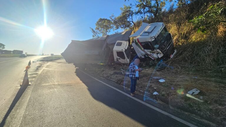 Acidente no Anel Viário Norte mobilizou dois guindastes e um guincho para a retirada dos veículos