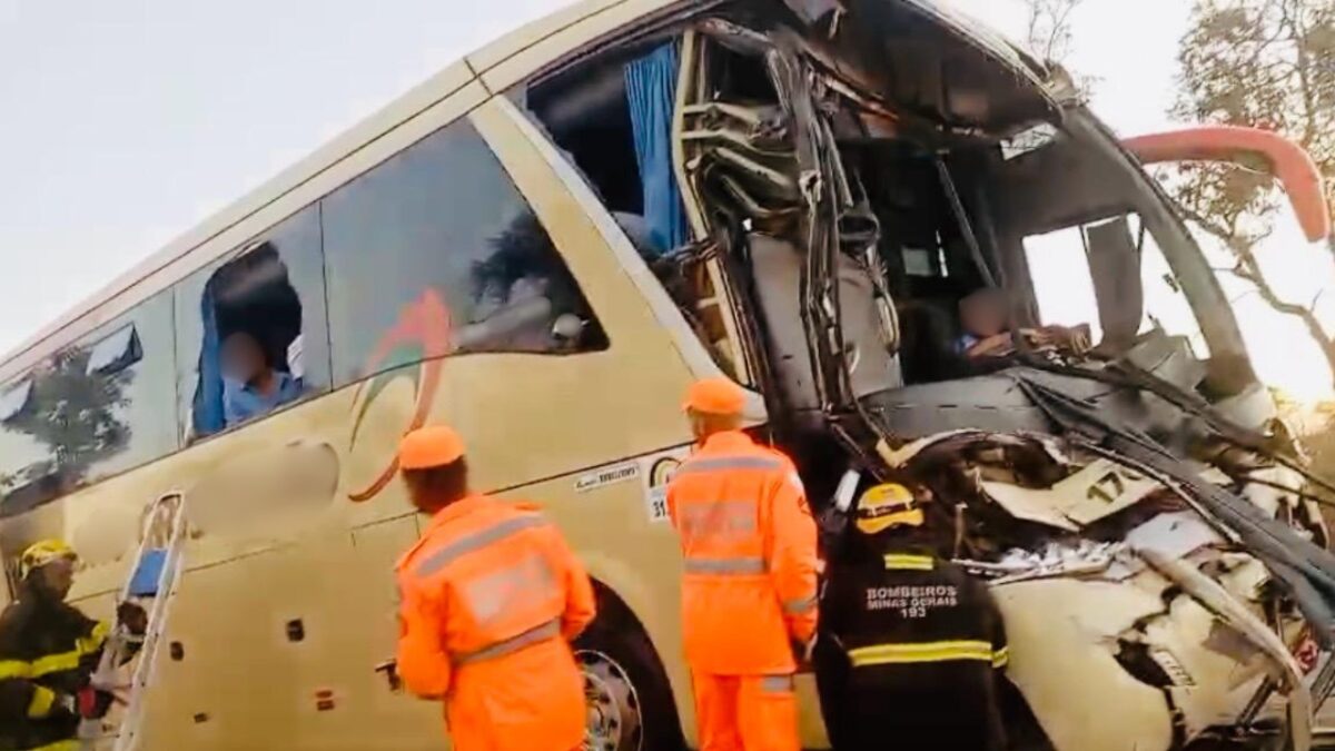 Bombeiros trabalharam no resgate de passageiros feridos no ônibus Bombeiros trabalharam no resgate de passageiros feridos no ônibus