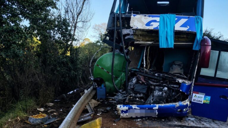 Ônibus com a lateral destruída após ser atingido por tanque de caminhão em acidente em rodovia de Minas Gerais.