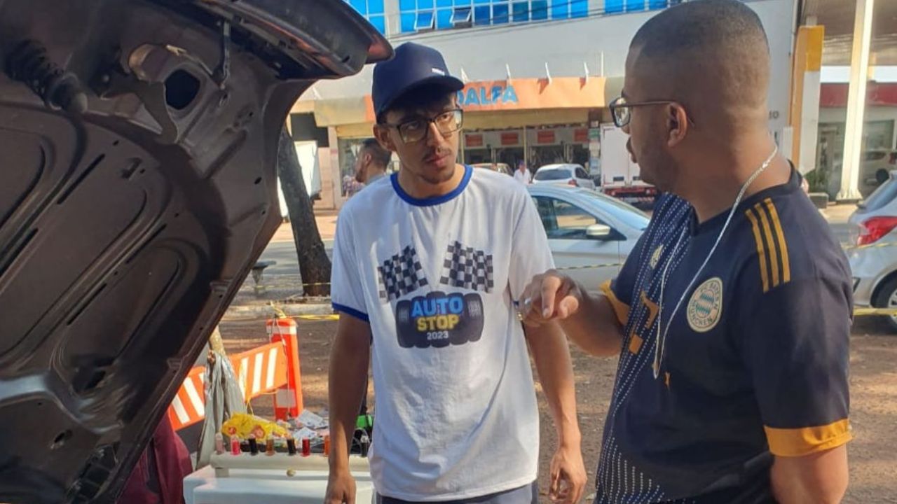 inspeção veicular com dois homens inspeção veicular com dois homens
