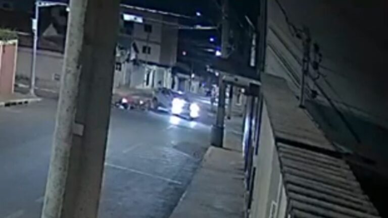 momento em que Motorista bate em carro que avançou em cruzamento em Rio Paranaíba