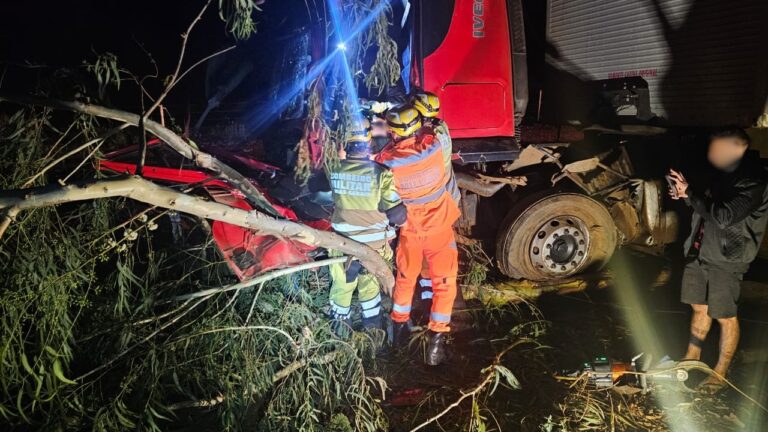 Batida na BR-354 deixa dois feridos e mobiliza bombeiros