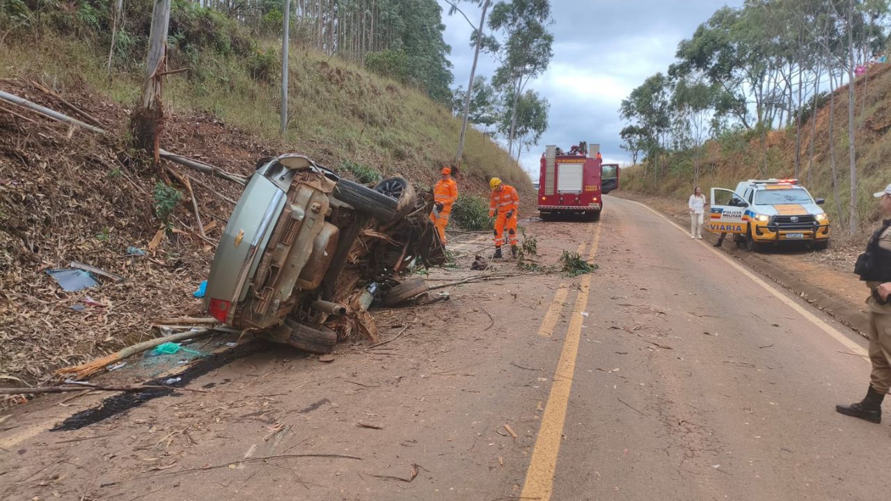 atuação das equipes no salvamento da vítima que bateu carro em árvore