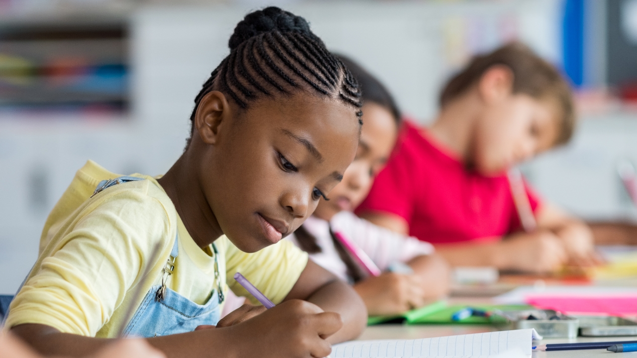 criança na escola pós fim das férias