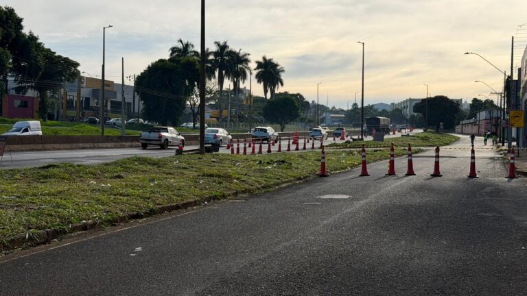 Obras do Dmae interditam trecho da Avenida Professora Minervina Cândida de Oliveira e provocam lentidão no acesso à BR-365