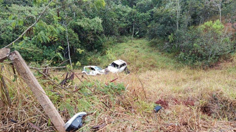 carros caídos em ribanceira em patos de minas