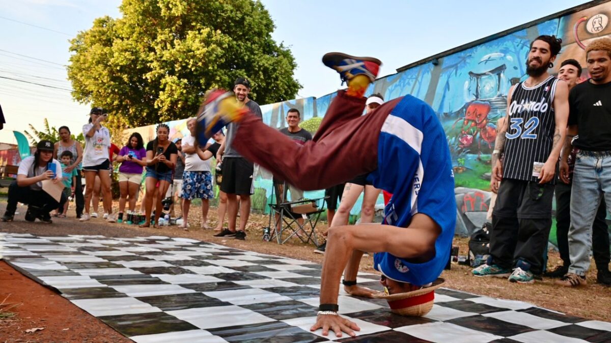 Jardim Urbano transforma Beco do Planalto em galeria a céu aberto