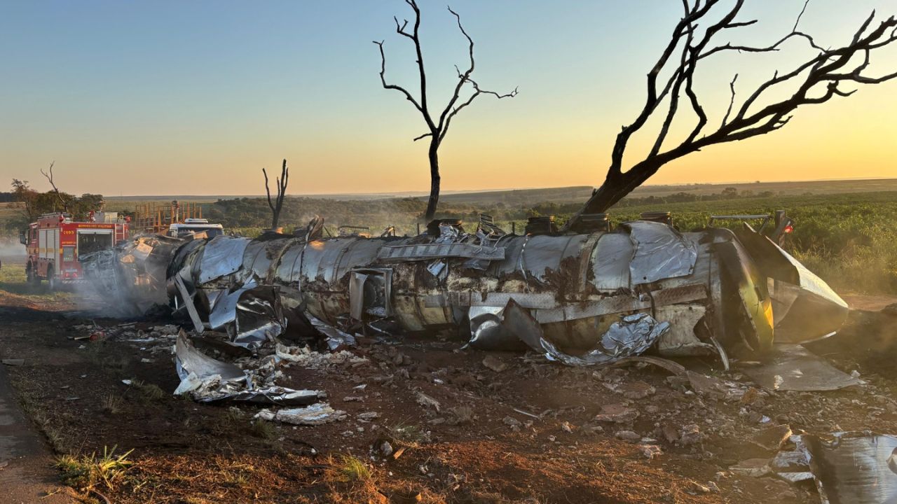 motorista de carreta estava dentro de cabine destruída