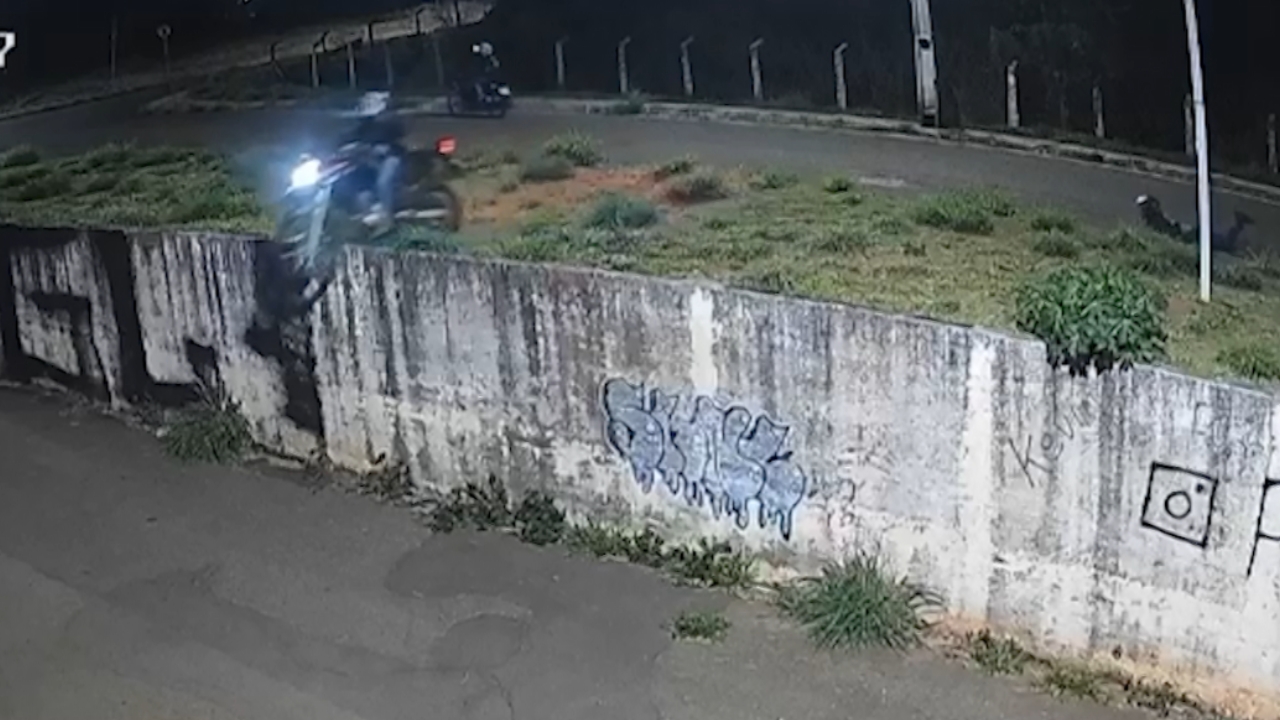 Vídeo mostra motociclista caindo de mureta em Patos de Minas Vídeo mostra motociclista caindo de mureta em Patos de Minas