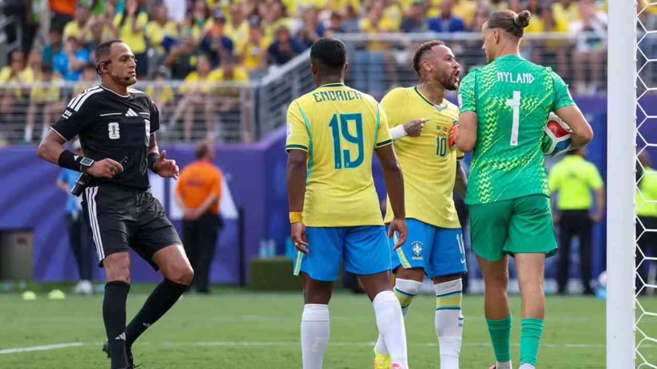 Neymar em polêmica durante cobrança de pênalti contra Noruega