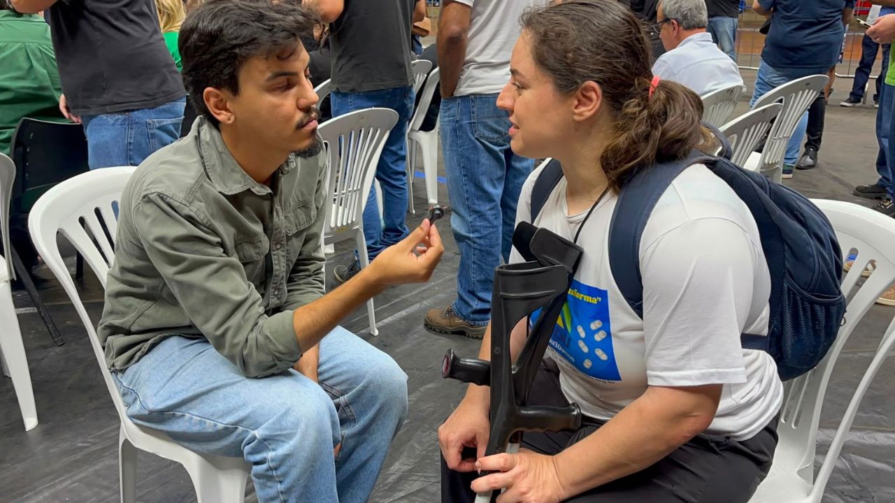 Amanda em entrevista com repórter Amanda em entrevista com repórter