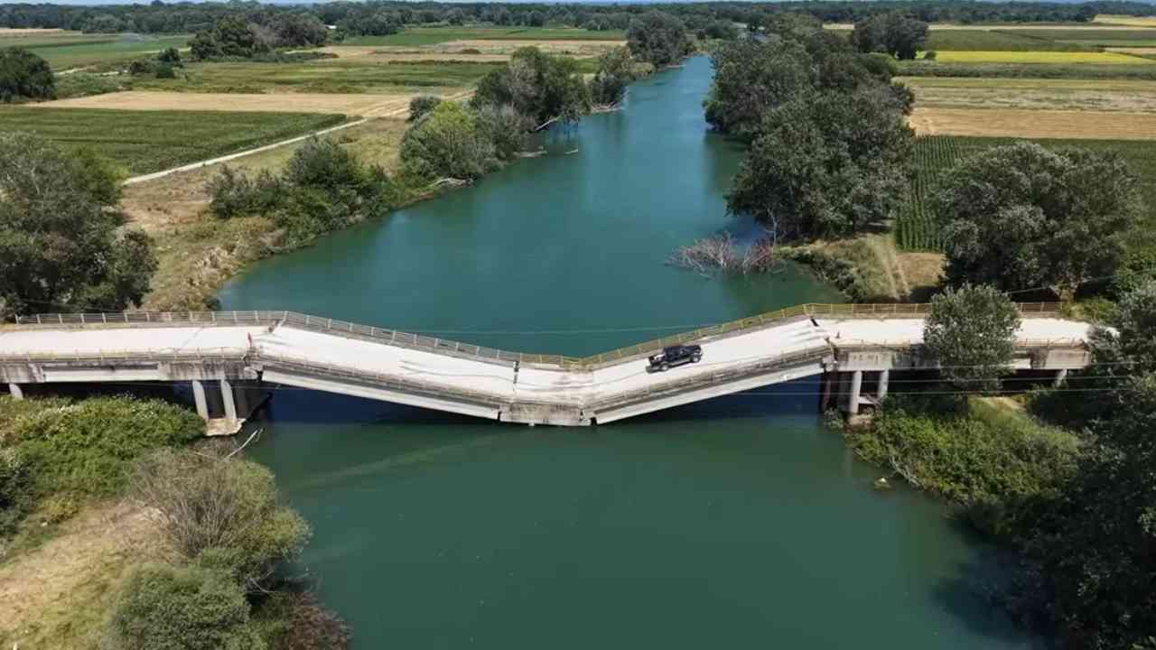 Ponte na Grécia prestes a desabar
