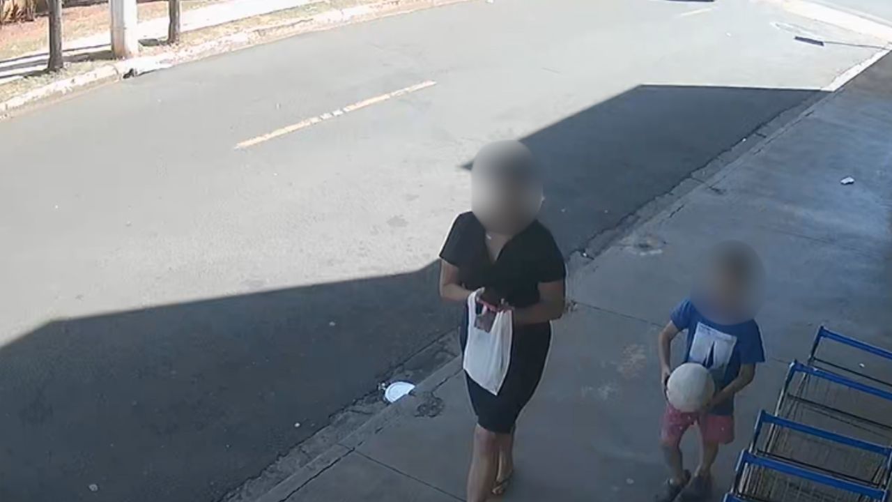 idosa saindo de supermercado idosa saindo de supermercado