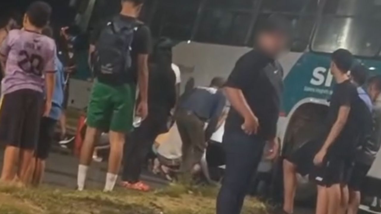 Mulher embaixo de ônibus Mulher embaixo de ônibus