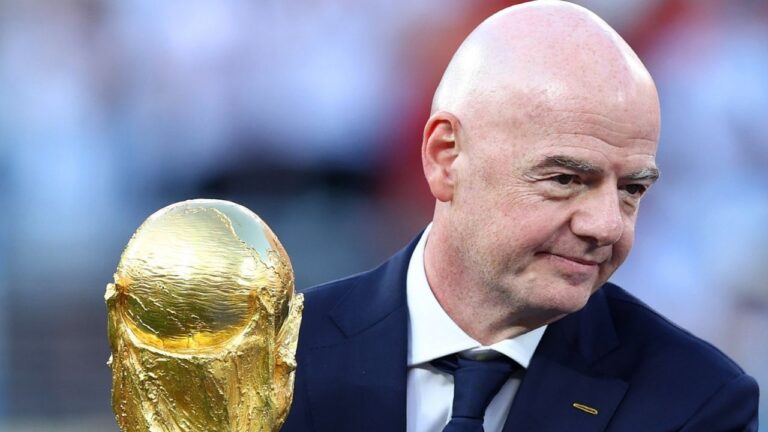 A UEFA concorda em boicotar as competições da FIFA caso os planos de venda da Copa do Mundo sejam concretizados.