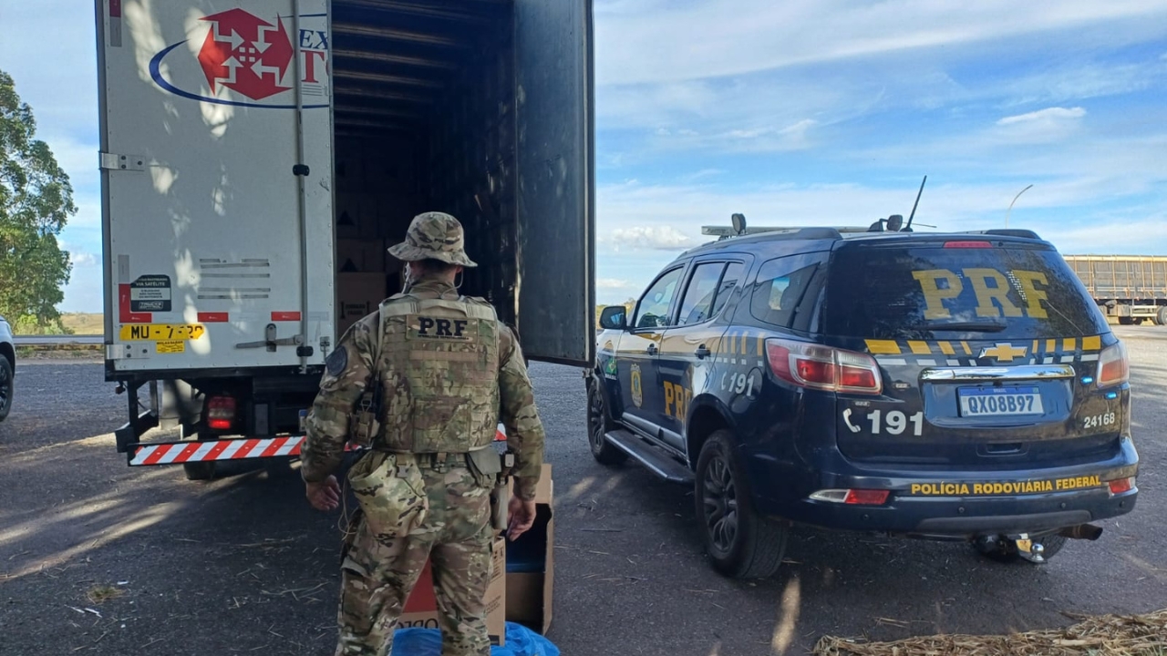 PRF encontrou 75 mil maços de cigarros na BR-262 dentro de caminhão abandonado durante fuga em Córrego Danta PRF encontrou 75 mil maços de cigarros na BR-262 dentro de caminhão abandonado durante fuga em Córrego Danta
