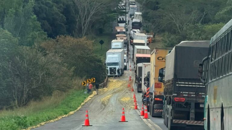 Acidente entre 3 caminhões