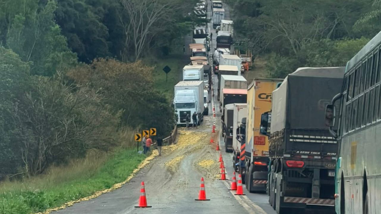 Acidente entre 3 caminhões Acidente entre 3 caminhões