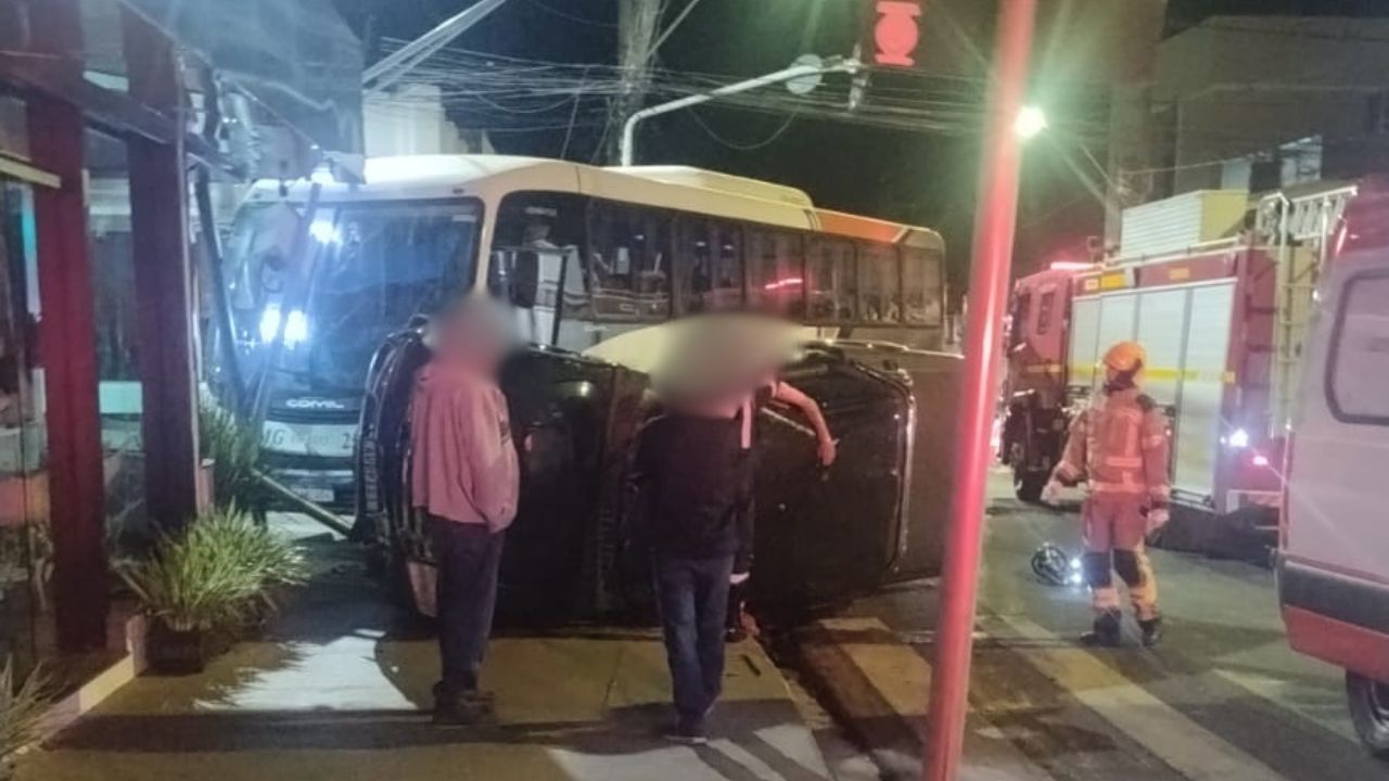 Acidente entre caminhonete e ônibus Acidente entre caminhonete e ônibus