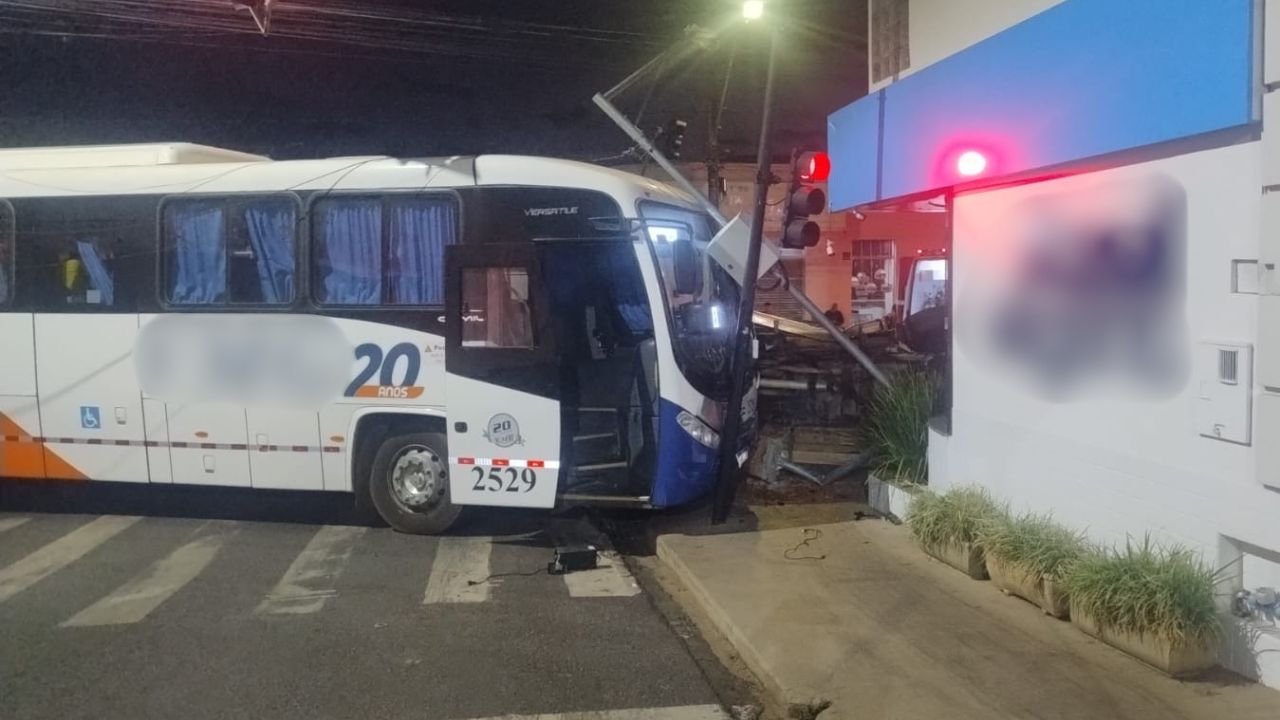 Acidente entre caminhonete e ônibus Acidente entre caminhonete e ônibus