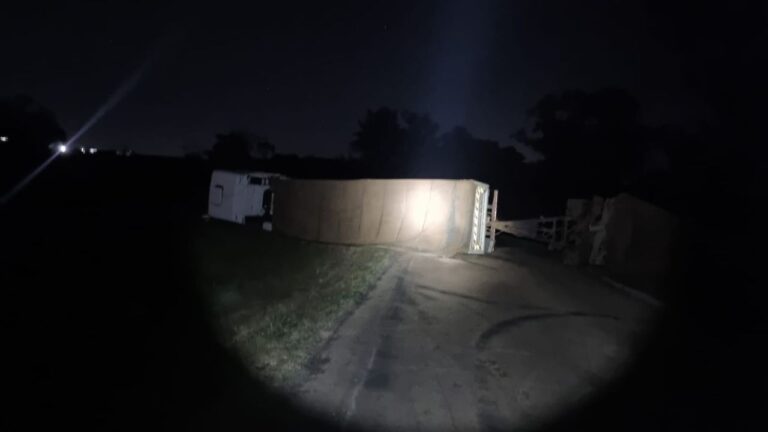 Caminhão bitrem tomba