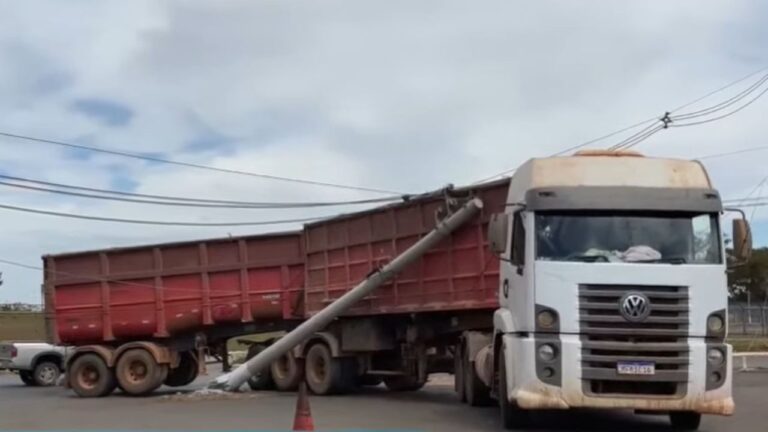 Carreta atinge poste