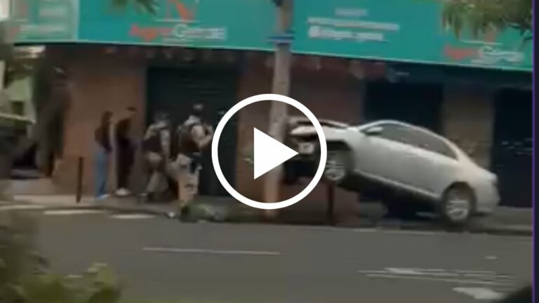 Carro bate em poste