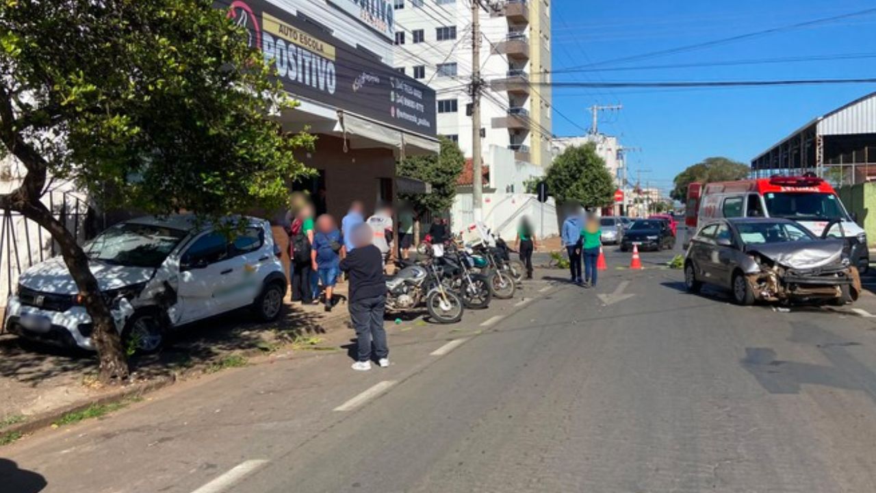 batida entre carros batida entre carros
