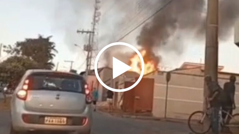 Garagem de madeira pega fogo