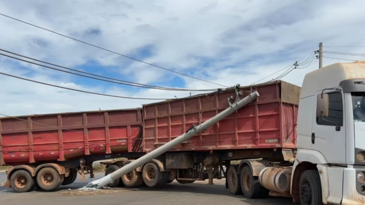 Carreta atinge poste Carreta atinge poste