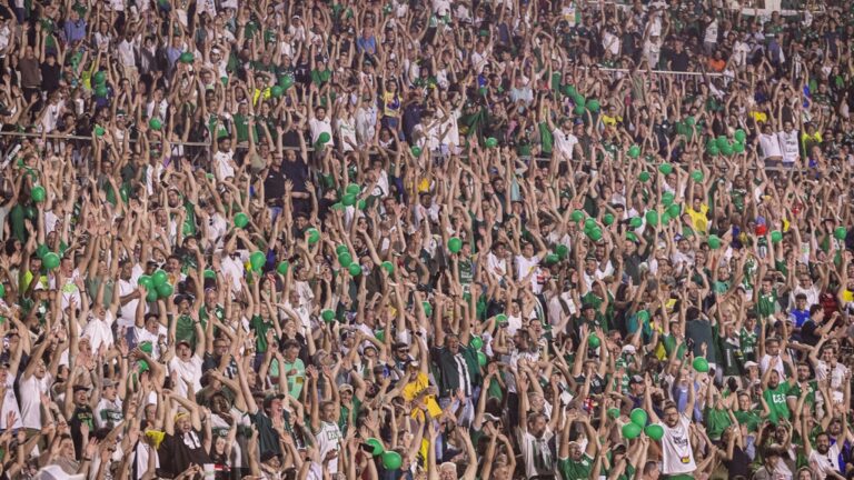 Torcida Uberlândia Esporte UEC em jogo contra o ABC, de Natal