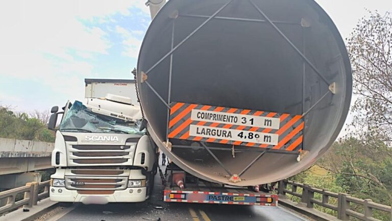 Carreta com carga especial fica presa em ponte e interdita BR-153 em Prata