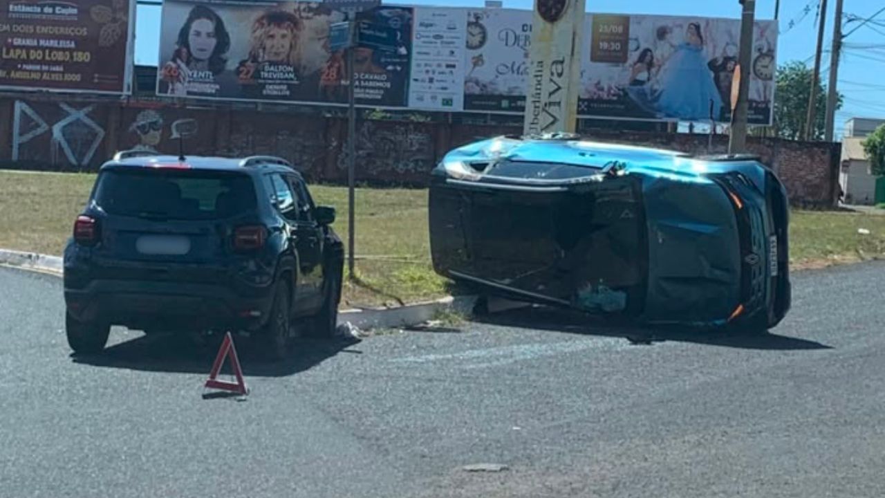 Acidente entre dois carros Acidente entre dois carros