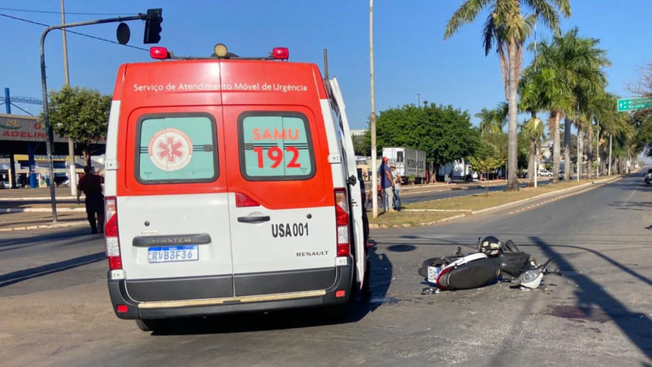Acidente entre moto e caminhonete Acidente entre moto e caminhonete