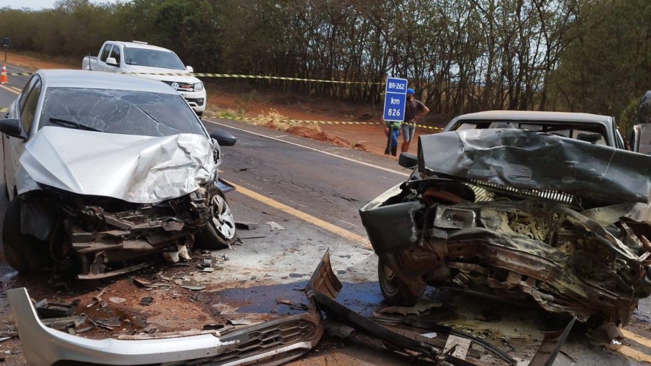 Acidente grave na BR-262 envolveu uma Saveiro e um Polo e deixou um motorista de 75 anos morto Acidente grave na BR-262 envolveu uma Saveiro e um Polo e deixou um motorista de 75 anos morto