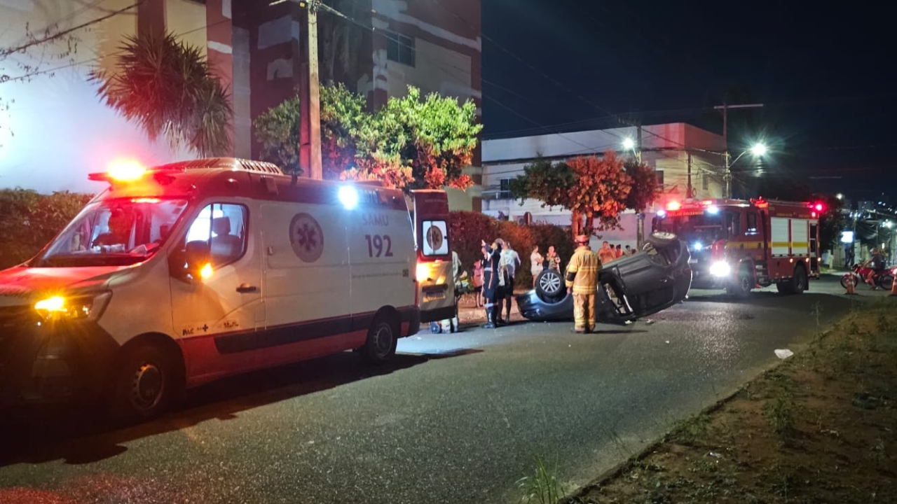 Carro capota após batida no Granada e jovem fica ferida Carro capota após batida no Granada e jovem fica ferida