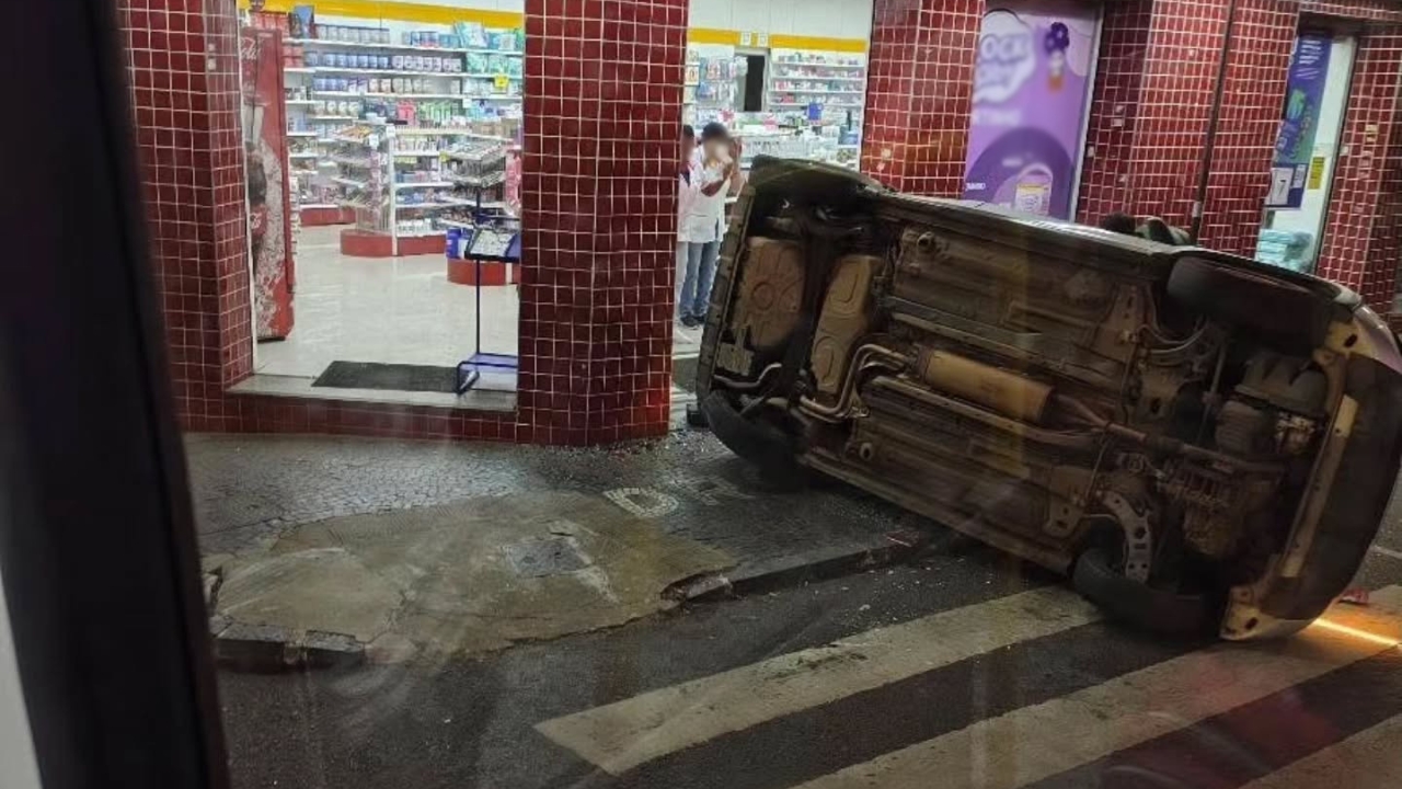 Carro tombado após acidente com ônibus no centro de Uberlândia Carro tombado após acidente com ônibus no centro de Uberlândia