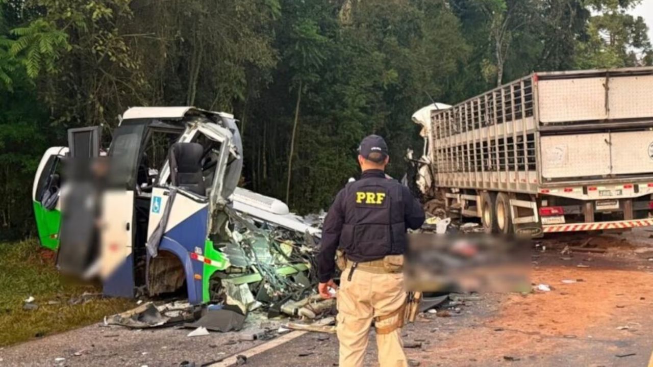 Grave acidente com ônibus e carreta deixa ao menos 23 mortos no Paraná