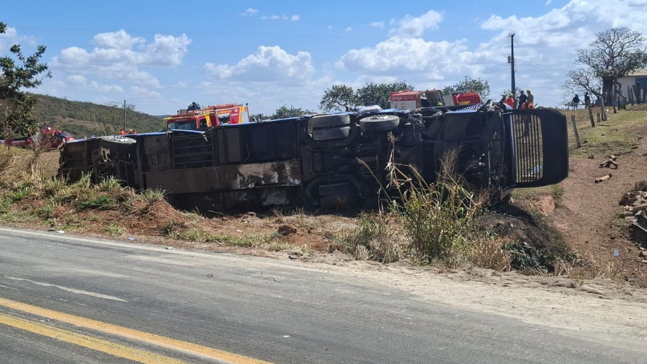 Ônibus que seguia para Uberlândia tombado após se envolveu em acidente