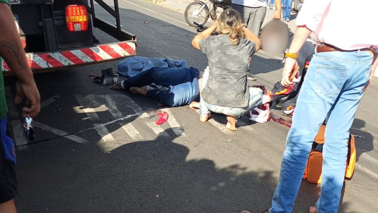 motociclista no chão após acidente motociclista no chão após acidente