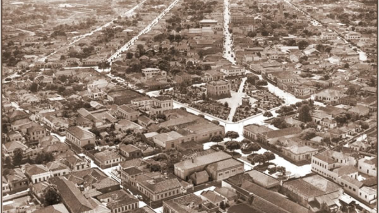 Vista aérea de Uberlândia na década de 1940 mostra, abaixo da praça, o Fundinho