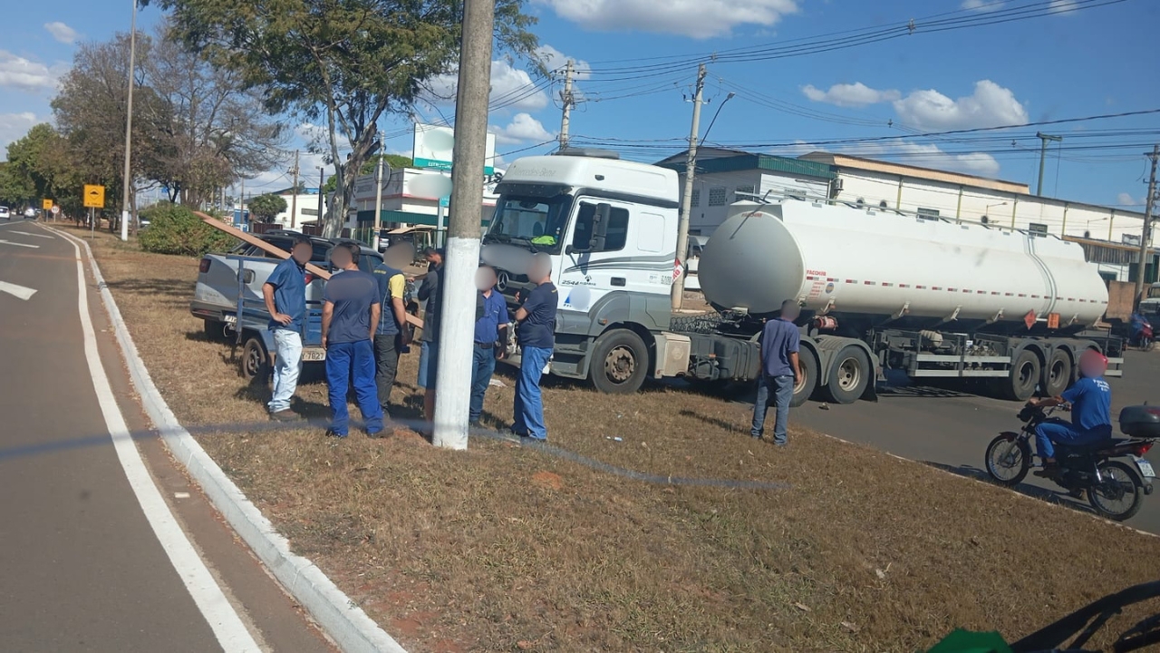 Carreta desgovernada atinge caminhonete Carreta desgovernada atinge caminhonete