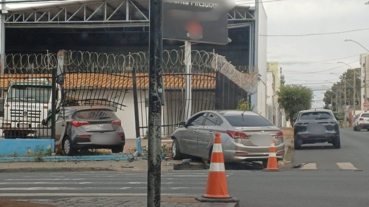 carro que fura sinal e bate em grade de estacionamento