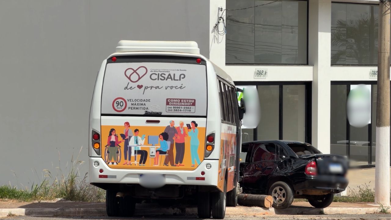 micro-ônibus após acidente