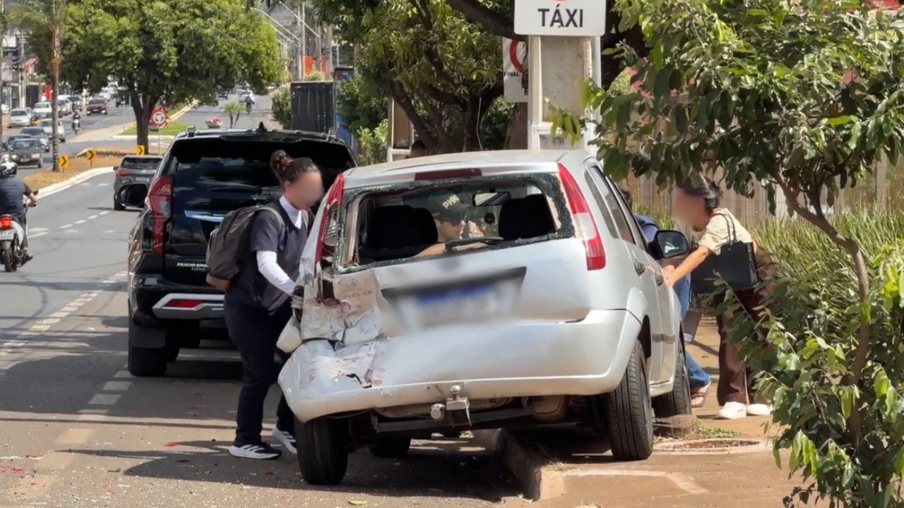 carro atingido por micro-ônibus