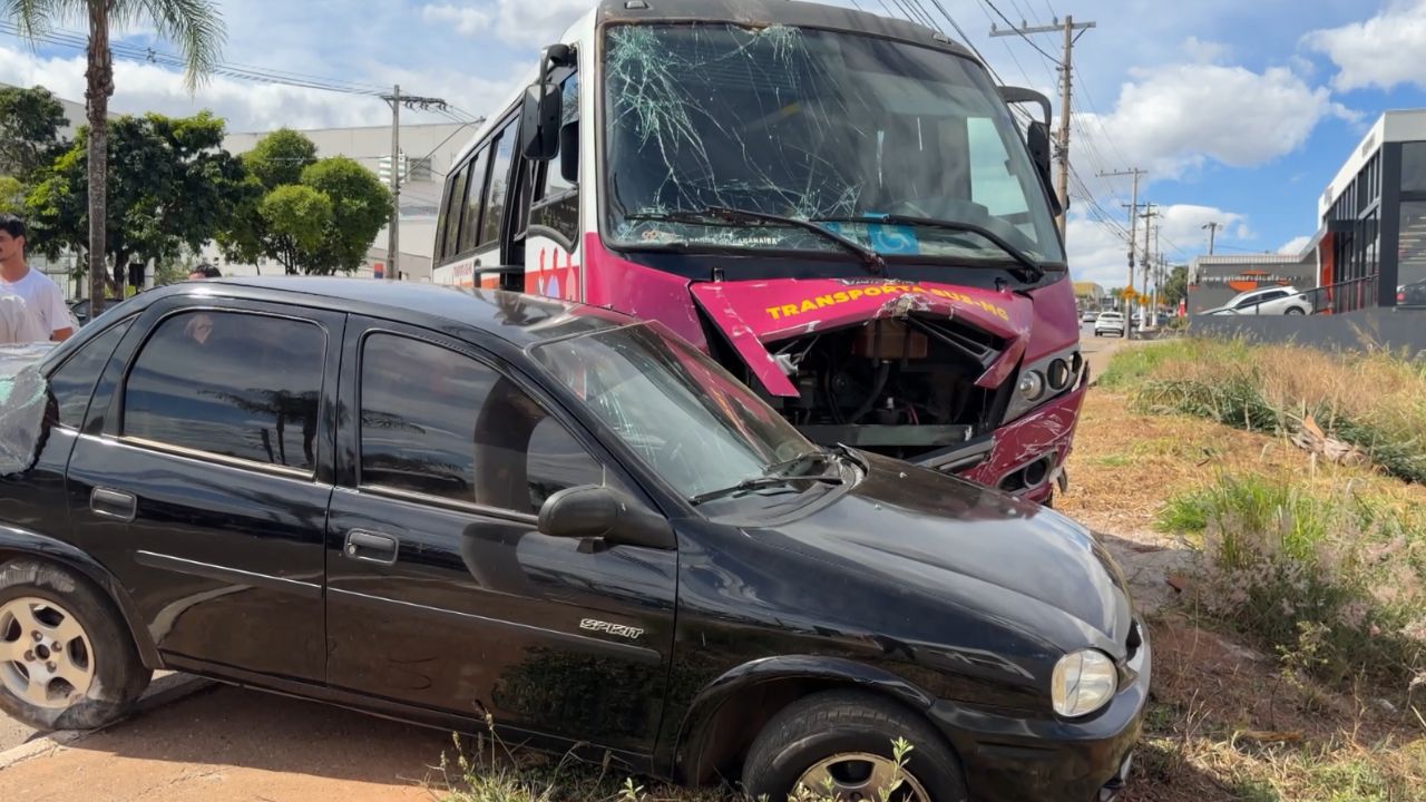micro-ônibus sem motorista parado após bater em veículo estacionado