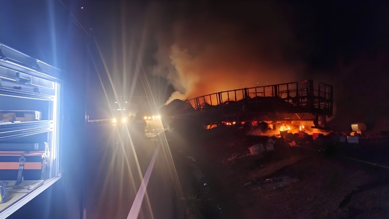 Acidente entre duas carretas na BR-050, em Araguari, deixou motorista ferido e provocou princípio de incêndio na carga de alho no km 23, neste sábado (29)