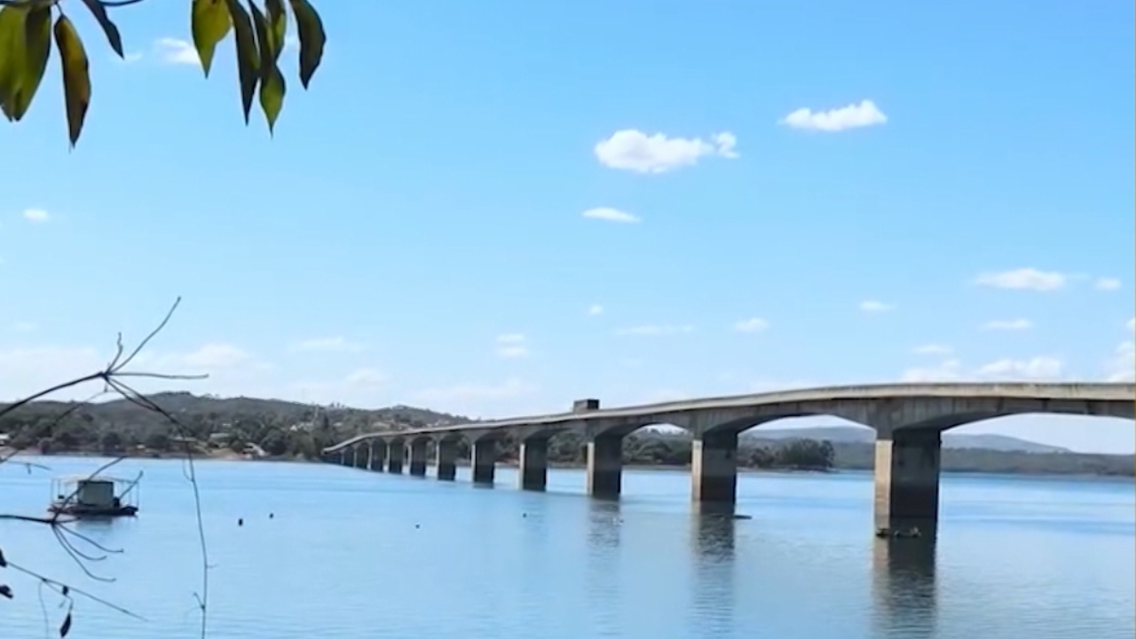 Caminhoneiro fura bloqueio da Ponte Quinca Mariano e avança pelo trecho interditado para obras entre Araguari e Corumbaíba. Veja o vídeo Caminhoneiro fura bloqueio da Ponte Quinca Mariano e avança pelo trecho interditado para obras entre Araguari e Corumbaíba. Veja o vídeo
