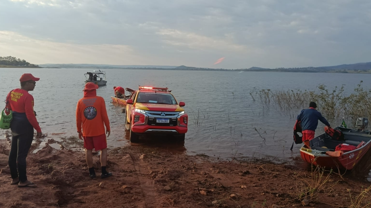 Buscas no Rio Paranaíba reúnem bombeiros, Polícia Civil e Marinha na região de Corumbaíba — Crédito: Corpo de Bombeiros de Goiás/Divulgação